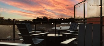 Three Trails Downtown Elkin, Studio Loft, Train View