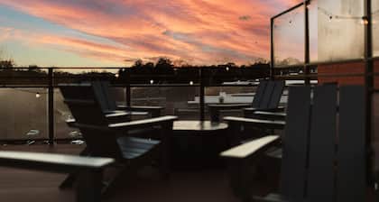 Three Trails Downtown Elkin, Studio Loft, Train View