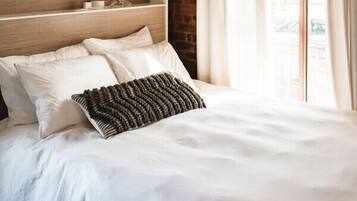 1 chambre, fer et planche à repasser, lit de bébé portatif