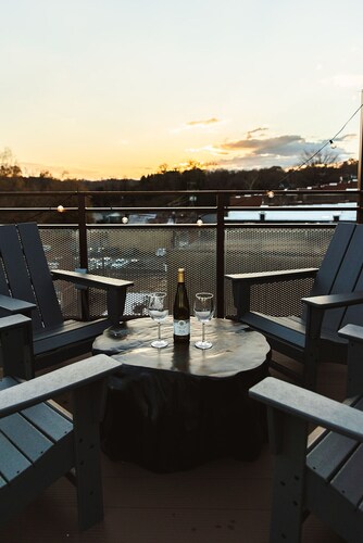 Studio Suite Downtown Elkin • Shopping, Entertainment, Restaurants, Vineyards