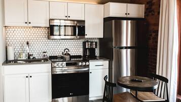 Réfrigérateur, four à micro-ondes, un four, surface de cuisson