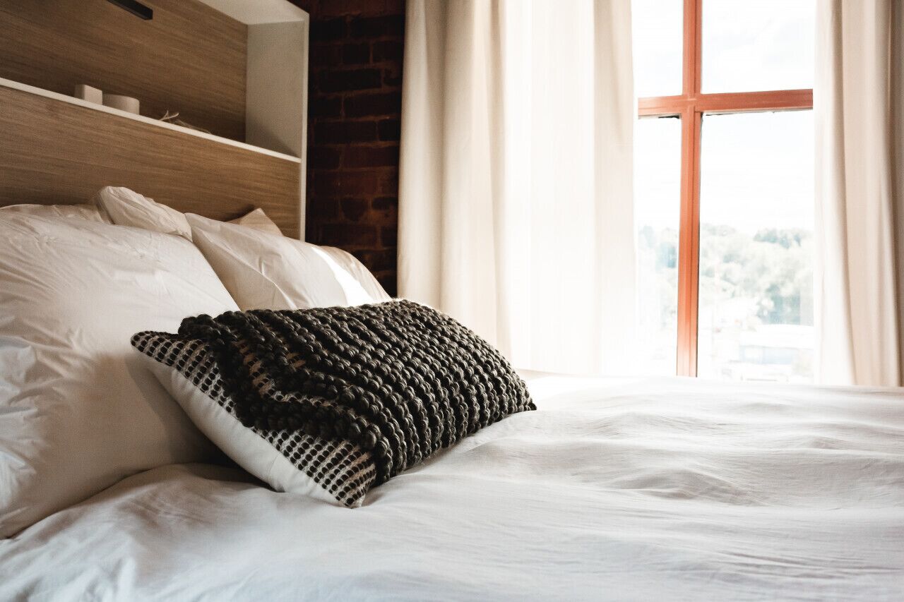 1 habitación, tabla de planchar con plancha y cuna de viaje 