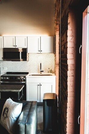 Kjøleskap, mikrobølgeovn, ovn og kokeplater