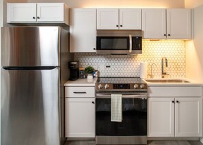 Refrigerador, microondas, horno y parrilla de estufa