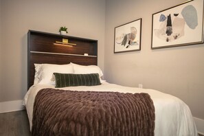 1 bedroom, premium bedding, iron/ironing board, travel cot - 1 Bedroom Suite Downtown Elkin Yadkin Valley - Near Hiking, Entertainment and Vineyards (Elkin)