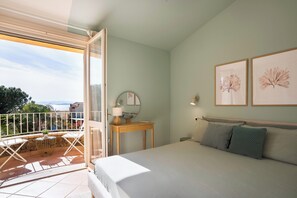 Tabla de planchar con plancha, wifi, ropa de cama