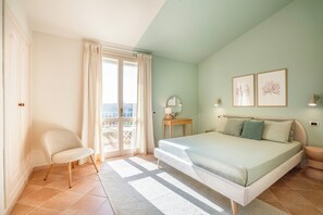 Tabla de planchar con plancha, wifi, ropa de cama