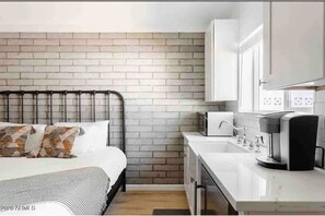 1 chambre, fer et planche Ă repasser, Wi-Fi gratuit, draps fournis