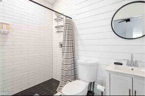 Douche, serviettes fournies, savon, papier toilette