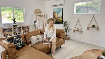 Een televisie en een open haard