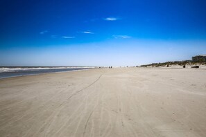 Beach - 4 Min. Walk to Beach!  Private Pool With Pool Heater.*  Backyard w/ Golf Course Views! (Hilton Head Island)