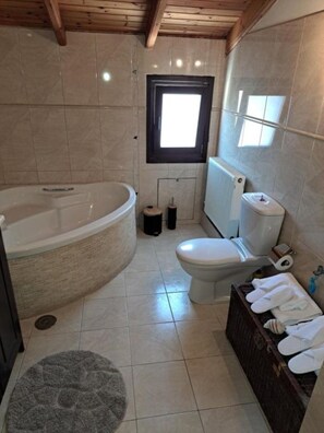 Bathtub, hair dryer, towels, toilet paper - 2Bedroom Maisonette House (Corfu)