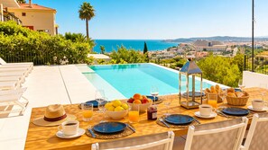 Outdoor dining - Villa Sitges Colonial. Impressive sea views.  High design. Renovated. (Sitges)