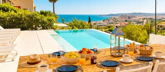 Villa Sitges Colonial. Vistas impresionantes al mar.  Alto diseño. Renovada.