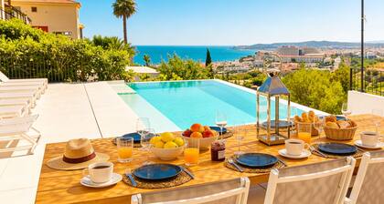 Villa Sitges im Kolonialstil. Atemberaubende Aussicht auf das Meer. Hohes Design
