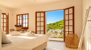 5 bedrooms, in-room safe, desk, iron/ironing board