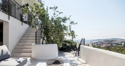 Villa Sitges Colonial. Vistas impresionantes al mar. Alto diseño. Renovada.