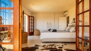 5 habitaciones, caja de seguridad en la habitación y escritorio 