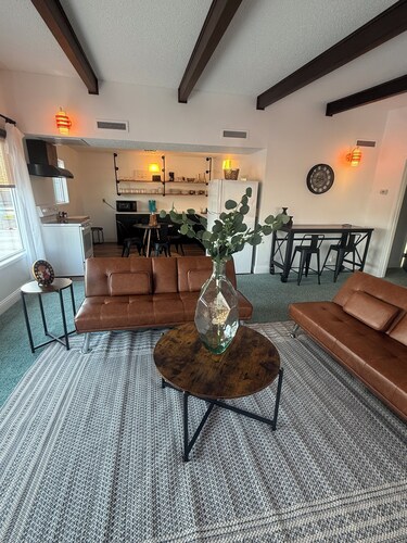 Downtown Retro Modern Flat, 3 blocks from the beach!