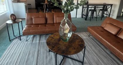 Downtown Retro Modern Flat, 3 blocks from the beach!