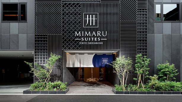 Una moderna facciata di edificio con la segnaletica "MIMARU SUITES TOKYO NISHIBASHI".