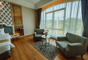ห้องดีลักซ์ดับเบิลหรือทวิน | บริเวณนั่งเล่น | ทีวีจอแบน 32 นิ้ว พร้อมช่องเคเบิล, ทีวี