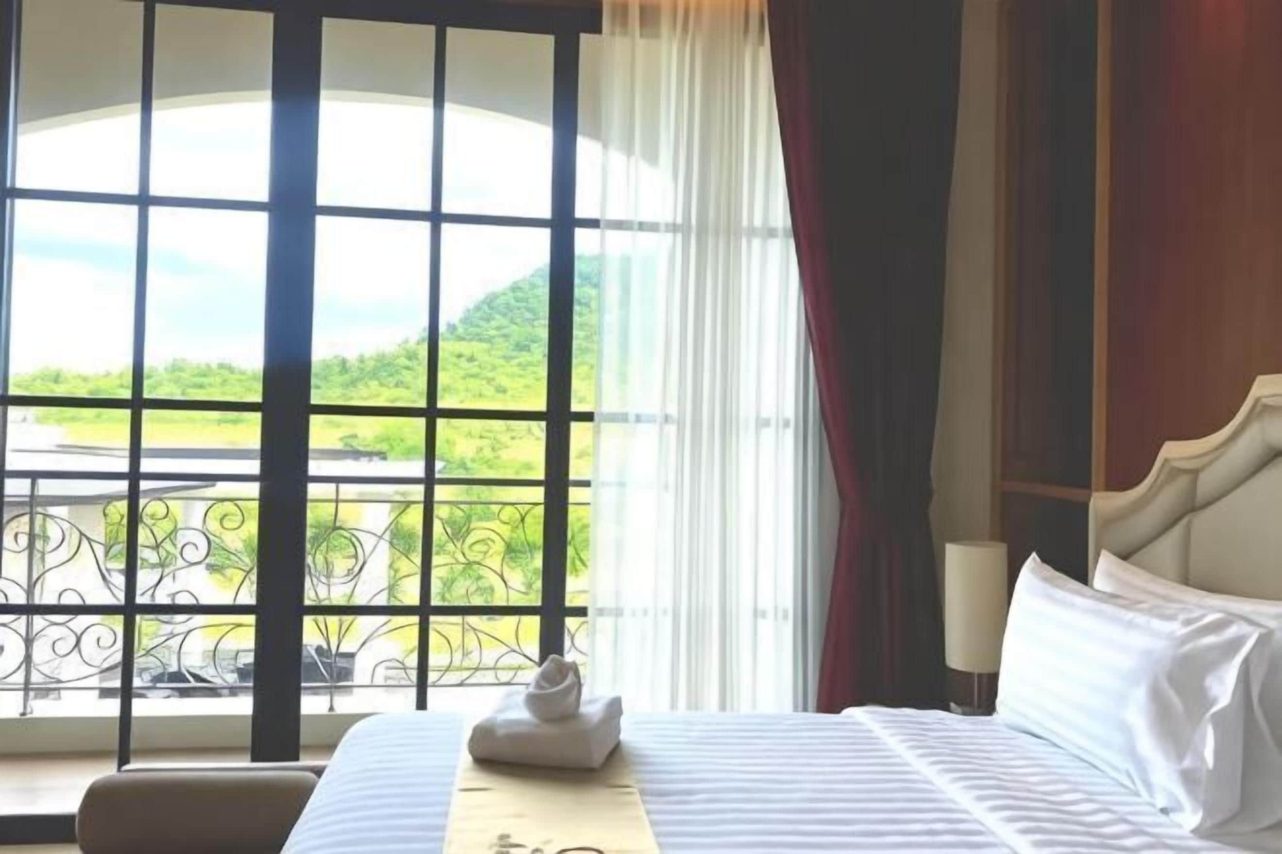Minibar, in-room safe, individually furnished, free WiFi