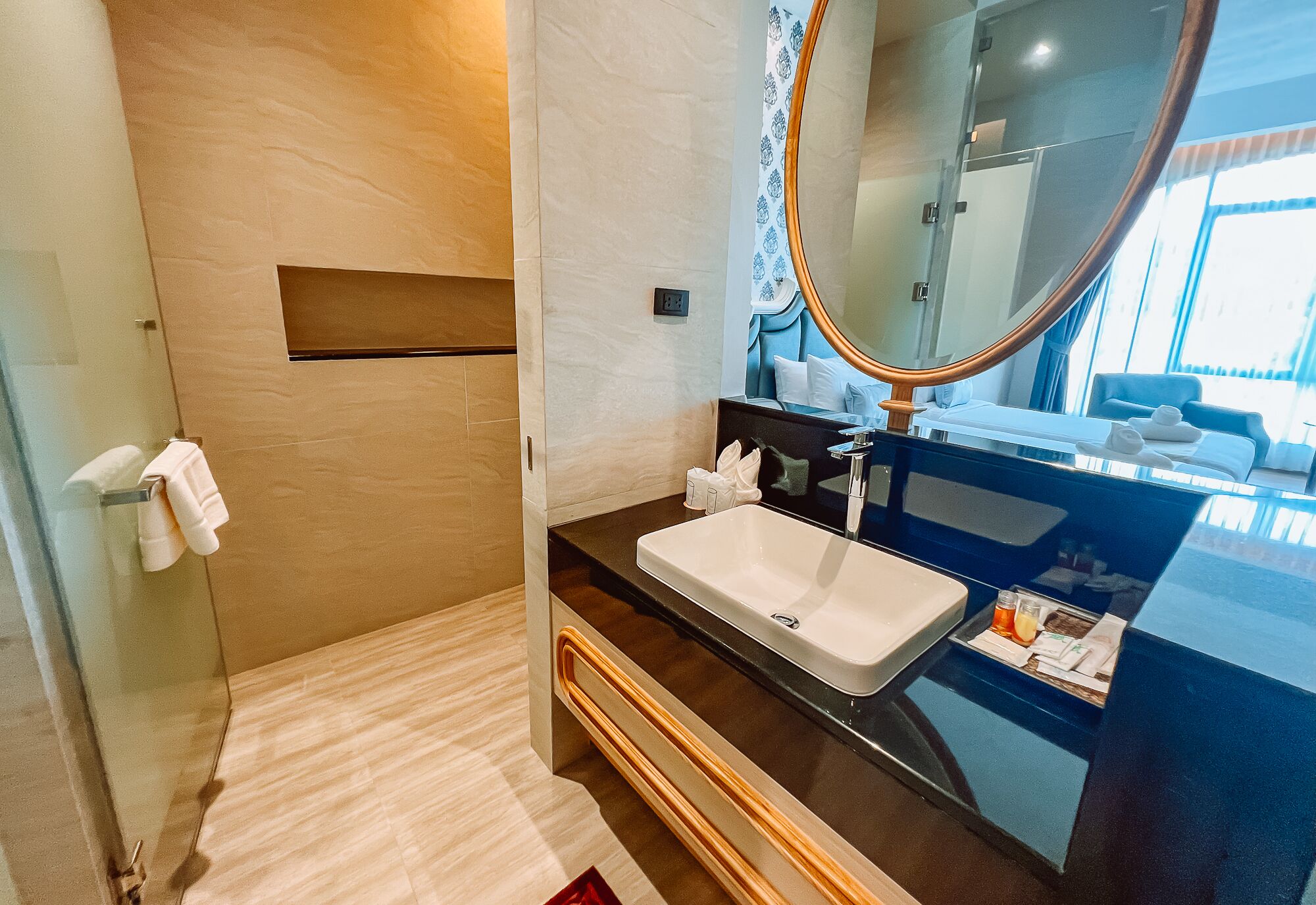 Deluxe Double or Twin Room | Bathroom | Shower, free toiletries, hair dryer, bathrobes