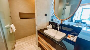 Deluxe Double or Twin Room | Bathroom | Shower, free toiletries, hair dryer, bathrobes