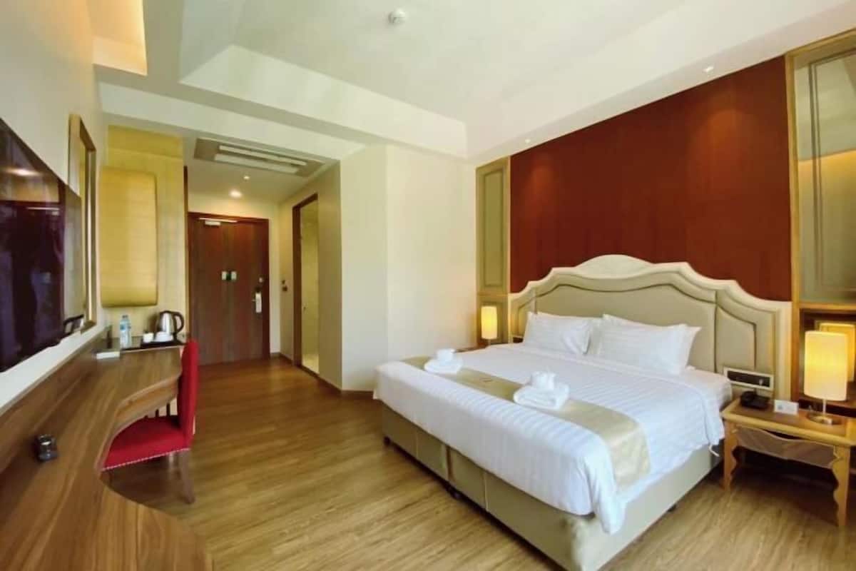 Minibar, in-room safe, WiFi (free), individually furnished