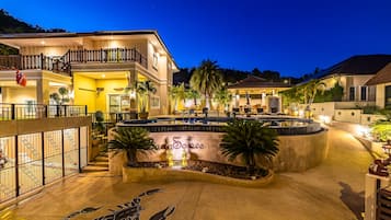 Una piscina al aire libre