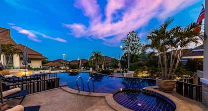 5 Bedroom Pool Villa Close To Town H5