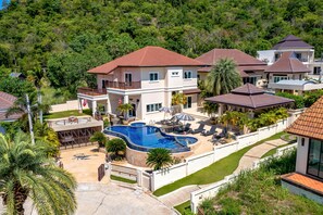 Front of property - 5 Bedroom Pool Villa Close To Town H5 (Hua Hin)