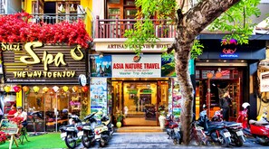 A street view with a spa, a travel agency, and a hotel. - HANZ LakeView Hotel Hanoi (Hanoi)
