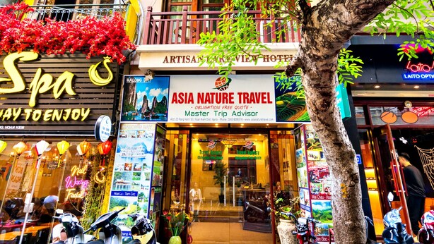 A building with a sign for Asia Nature Travel, a spa, and a restaurant. - HANZ LakeView Hotel Hanoi (Hanoi)