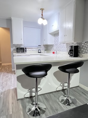 Frigorifero, microonde, forno, piano cottura