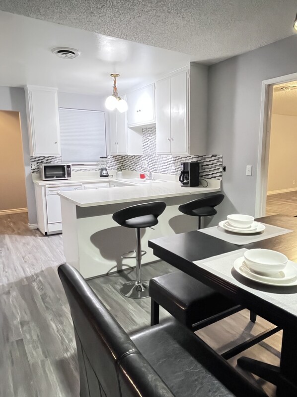 Frigorifero, microonde, forno, piano cottura