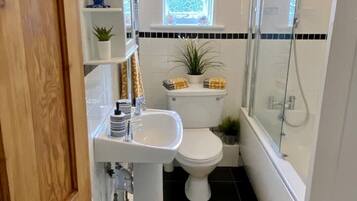 Combined shower/bathtub, hair dryer, towels