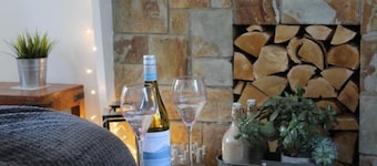 A beautiful refurbished Cornish Cottage with BBQ & Patio