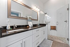 Hair dryer, towels - Cobalt Cottage -- History at your doorstep (St. Augustine)