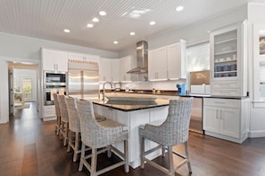 Fridge, microwave, oven, stovetop - Cobalt Cottage -- History at your doorstep (St. Augustine)