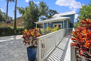 Property grounds - Cobalt Cottage -- History at your doorstep (St. Augustine)