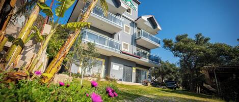 Vista frontal de la propiedad