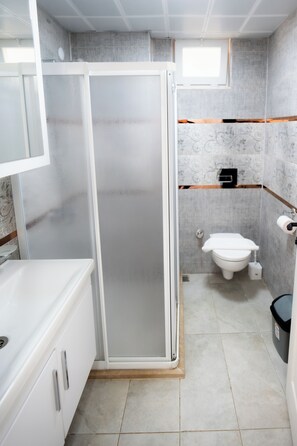 Bruser, hårtørrer, håndklæder, Toiletpapir