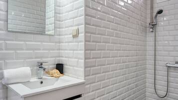Bruser, hÄrtÞrrer, bidet, hÄndklÊder