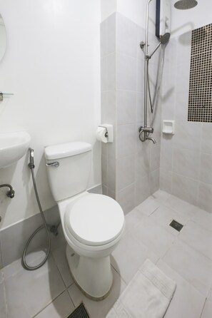Doccia, soffione a pioggia, bidet, asciugamani
