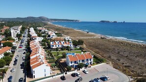 A coastal residential area with a row of houses, a beach, and a clear view of the sea. - Les Dunes 4433 - 60m from the beach, pool and garden (Torroella de Montgri)