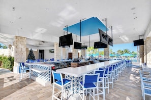 Bar (on property) - 10BR Resort Villa / Private Pool & Spa / Sleeps for large group/ Near Disney (Davenport)
