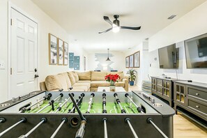 Smart TV, videojuegos y futbolito 