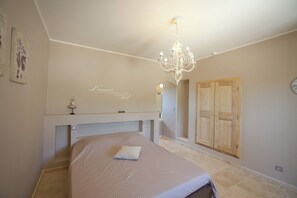 4 bedrooms, iron/ironing board, free WiFi